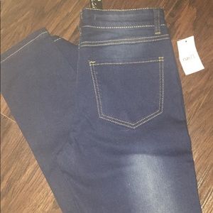 Skinny mid-rise jeans never worn